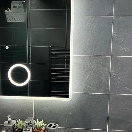 Apartman Luxury Spacious 4 Bedroom House - Free Parking - 5 Mins From Centre