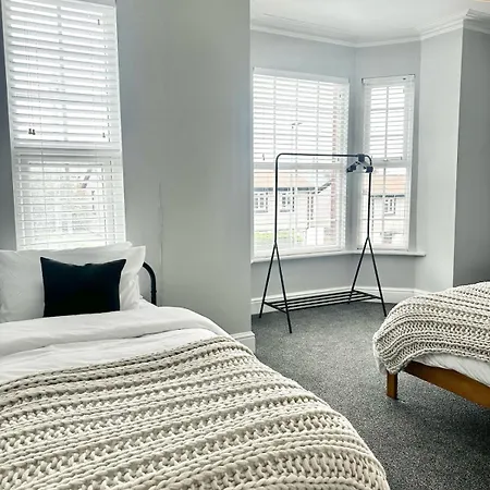 Large 5-bedroom House In Salford-free Parking-sleeps 10 בית נופש