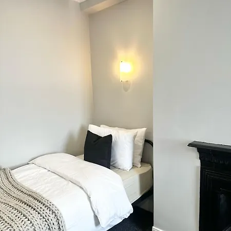 Large 5-bedroom House In Salford-free Parking-sleeps 10 מנצ'סטר