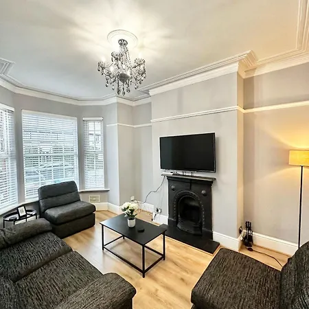 Large 5-bedroom House In Salford-free Parking-sleeps 10