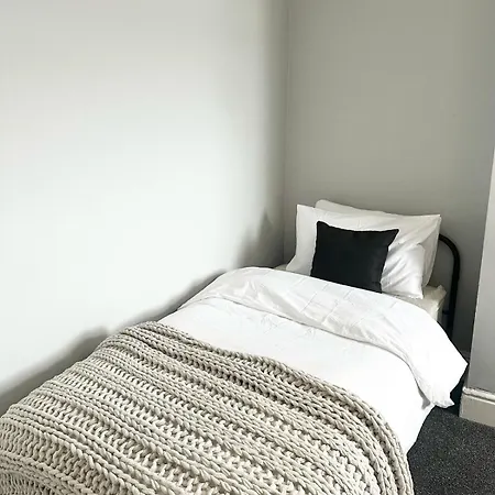 Large 5-bedroom House In Salford-free Parking-sleeps 10 בית נופש