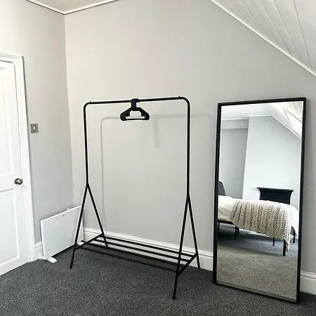 Large 5-bedroom House In Salford-free Parking-sleeps 10 בית נופש *