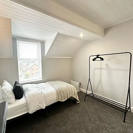 Large 5-bedroom House In Salford-free Parking-sleeps 10 מנצ'סטר