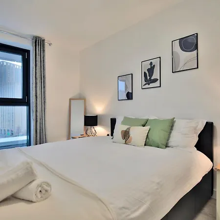 - 2-bed - Sleeps 4 - Wifi *