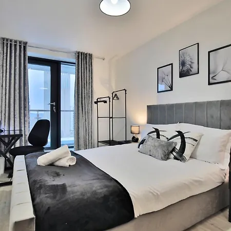 - 2-bed - Sleeps 4 - Wifi Apartment *