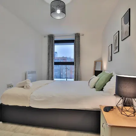 - 2-bed - Sleeps 4 - Wifi Apartment Manchester