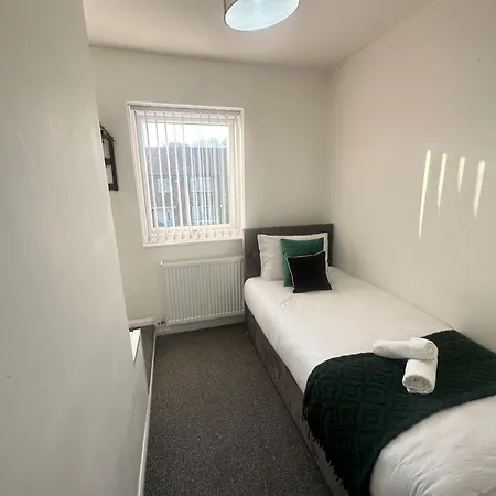 Airport House - Long Near Hospital! *