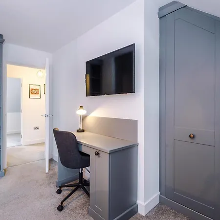 4 Bed House-2 Parking Spaces-vibrant Location 別荘 *