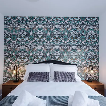 4 Bed House-2 Parking Spaces-vibrant Location