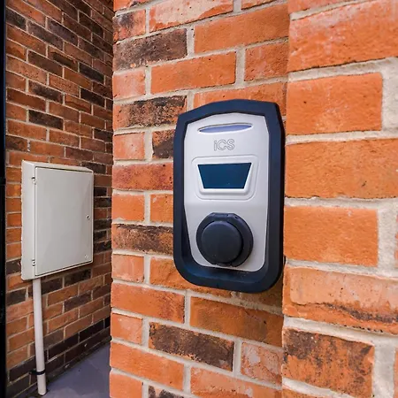 4 Bed House-2 Parking Spaces-vibrant Location 別荘 マンチェスター