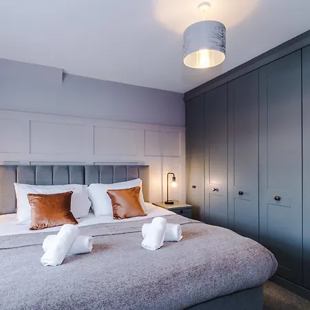 4 Bed House-2 Parking Spaces-vibrant Location * マンチェスター