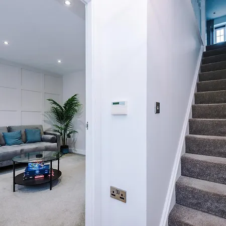 4 Bed House-2 Parking Spaces-vibrant Location Casa de Férias Manchester