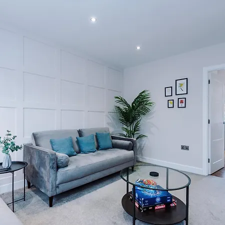 4 Bed House-2 Parking Spaces-vibrant Location Casa de Férias Manchester