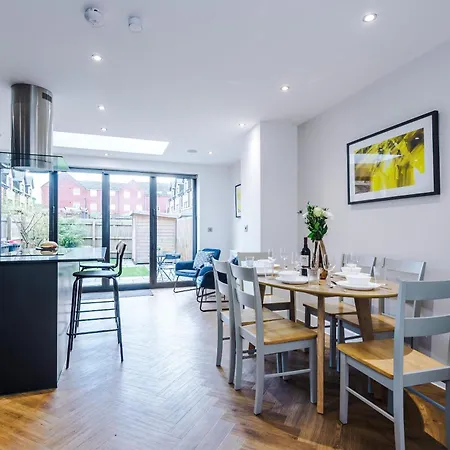 4 Bed House-2 Parking Spaces-vibrant Location Manchester