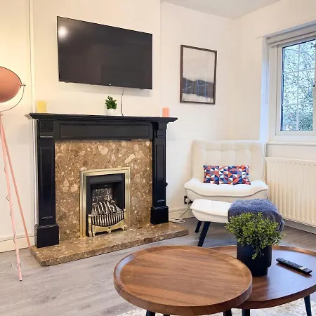 Cozy 2 Bed - Free Parking, Great Location By Vista Short Lets Holiday home