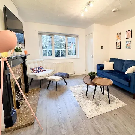 Cozy 2 Bed - Free Parking, Great Location By Vista Short Lets *