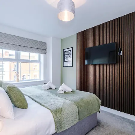 4 Bed House-2 Parking Spaces-vibrant Location