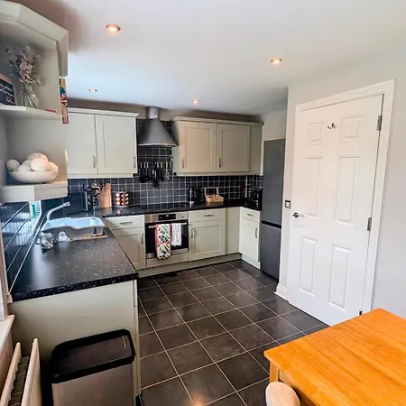 Charming Townhome Retreat, Close To Prázdninový dům Manchester