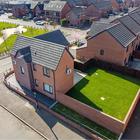 Large Family House With Free Parking - 3 Bedrooms 6 Beds *