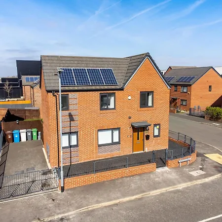 Large Family House With Free Parking - 3 Bedrooms 6 Beds *