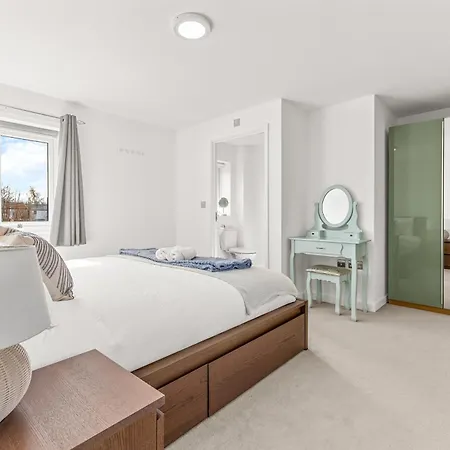 Large Family House With Free Parking - 3 Bedrooms 6 Beds Dom wakacyjny