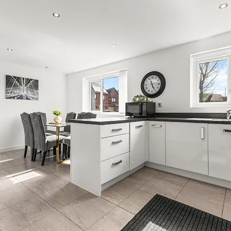 Large Family House With Free Parking - 3 Bedrooms 6 Beds Manchester