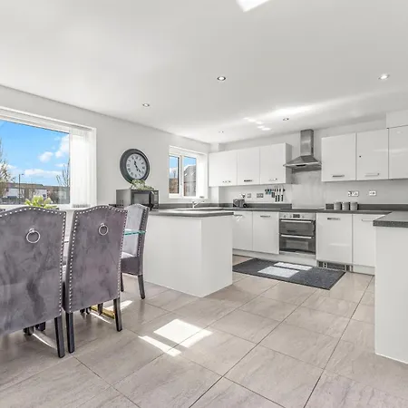 Large Family House With Free Parking - 3 Bedrooms 6 Beds * Manchester