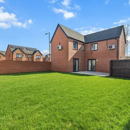 Large Family House With Free Parking - 3 Bedrooms 6 Beds