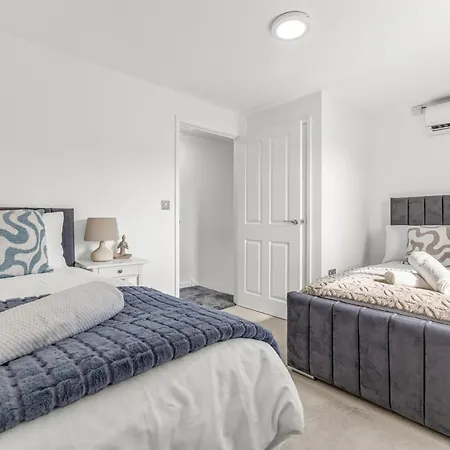 Large Family House With Free Parking - 3 Bedrooms 6 Beds Manchester