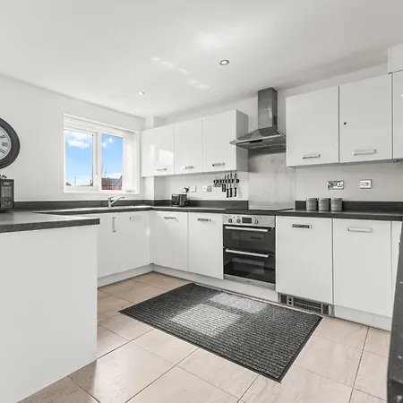 Dom wakacyjny Large Family House With Free Parking - 3 Bedrooms 6 Beds