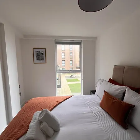 Stylish 2-bed In Salford By Prymeo, Duplex Layout - Sleeps 4 *