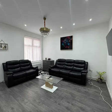 Holiday home Housesleeps9-patio-parking-familyok *