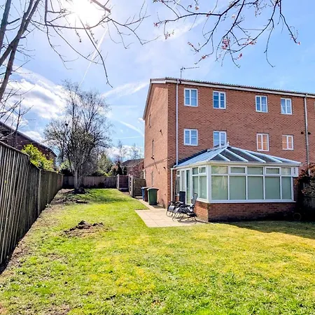 Charming Townhome Retreat, Close To Holiday home *