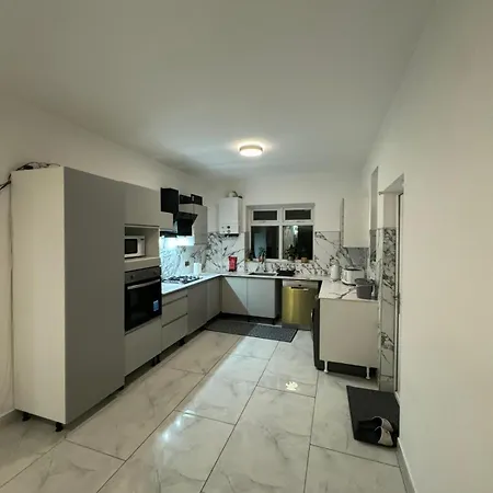Elegant Estates 4 Homestay