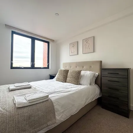 3bdr Penthouse By Torr Group Short Lets & Serviced With Private Rooftop Garden * Manchester