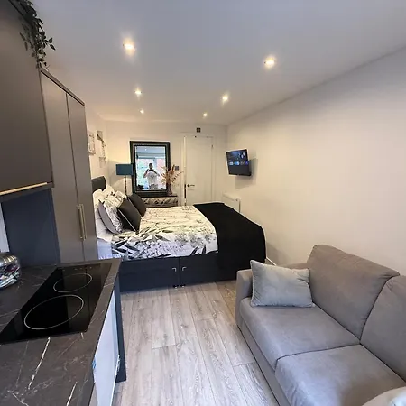 Lux Private Entrance 1 Bed - Free Parking - Ideal For Coop Live, Mcr Centre, Salford Royal Hospital & Buile Hill Mansion Wedding Venue *