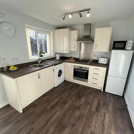Modern 3 Bed Semi-detached בית נופש *