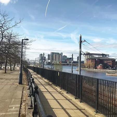 アパート Penthouse-like With & Waterfront Views In Old Trafford With 500mbps Internet And Netflix