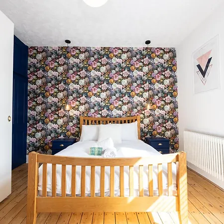 Dom wakacyjny Winslow House- Close To Coop Etihad & Free Parking *