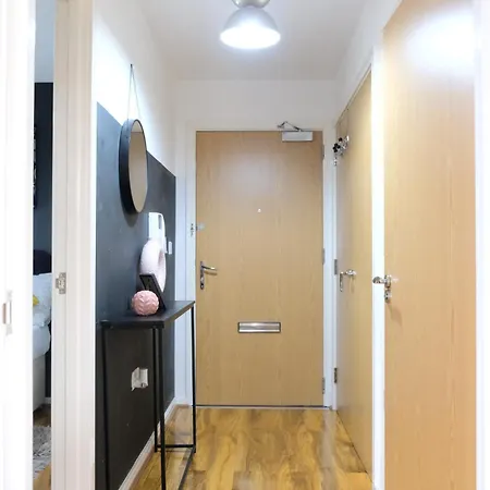 Bright 1 Bedroom Flat With Parking & Wifi For 3 Guests - Salford Uni, Victoria Station, Ao Arena Apartment