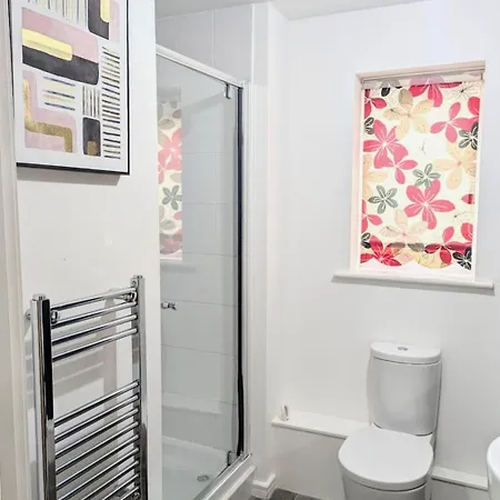 Apartment Bright 1 Bedroom Flat With Parking & Wifi For 3 Guests - Salford Uni, Victoria Station, Ao Arena Manchester