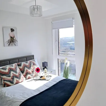 Private Balcony, Waterfront Apt, Theatres 15min Walk 1mile Media City, Old Trafford, Centre Apartment *