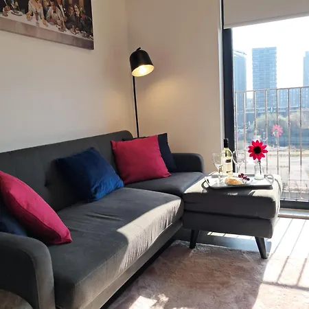 Private Balcony, Waterfront Apt, Theatres 15min Walk 1mile Media City, Old Trafford, Centre *