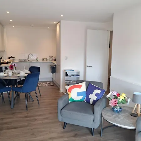 Private Balcony, Waterfront Apt, Theatres 15min Walk 1mile Media City, Old Trafford, Centre Apartment Manchester