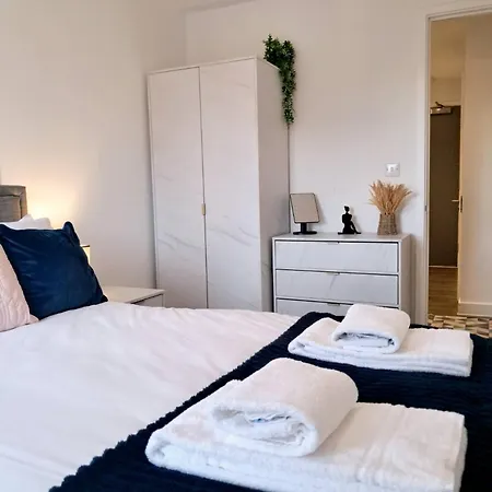 Apartment Private Balcony, Waterfront Apt, Theatres 15min Walk 1mile Media City, Old Trafford, Centre Manchester