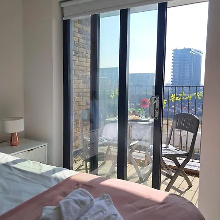 Private Balcony, Waterfront Apt, Theatres 15min Walk 1mile Media City, Old Trafford, Centre * Manchester