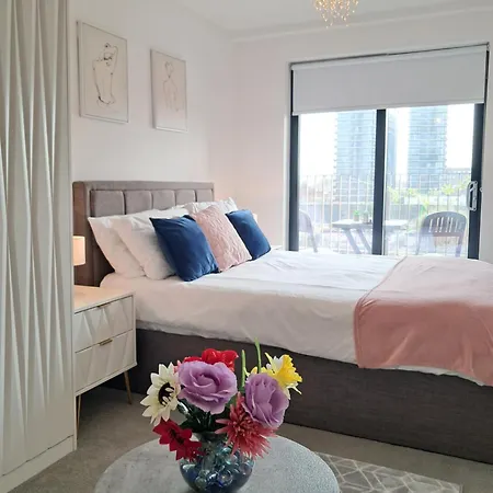 Private Balcony, Waterfront Apt, Theatres 15min Walk 1mile Media City, Old Trafford, Centre * Manchester