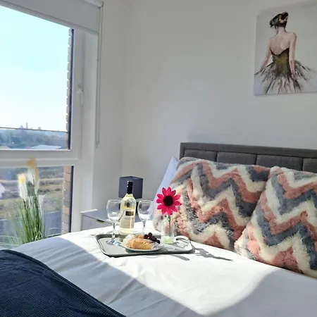Private Balcony, Waterfront Apt, Theatres 15min Walk 1mile Media City, Old Trafford, Centre Apartment *