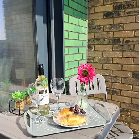 Private Balcony, Waterfront Apt, Theatres 15min Walk 1mile Media City, Old Trafford, Centre Apartment *