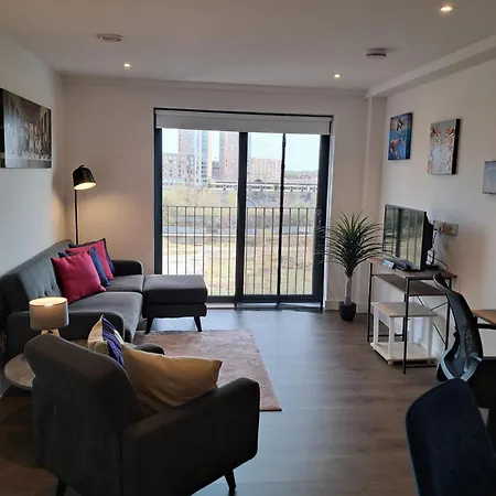 Apartment Private Balcony, Waterfront Apt, Theatres 15min Walk 1mile Media City, Old Trafford, Centre Manchester